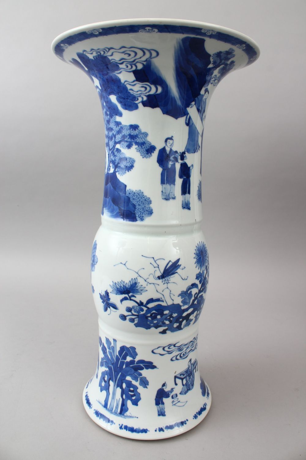 A LARGE CHINESE BLUE & WHITE PORCELAIN YEN YEN VASE, the body of the vase decorated with scenes of - Image 4 of 7