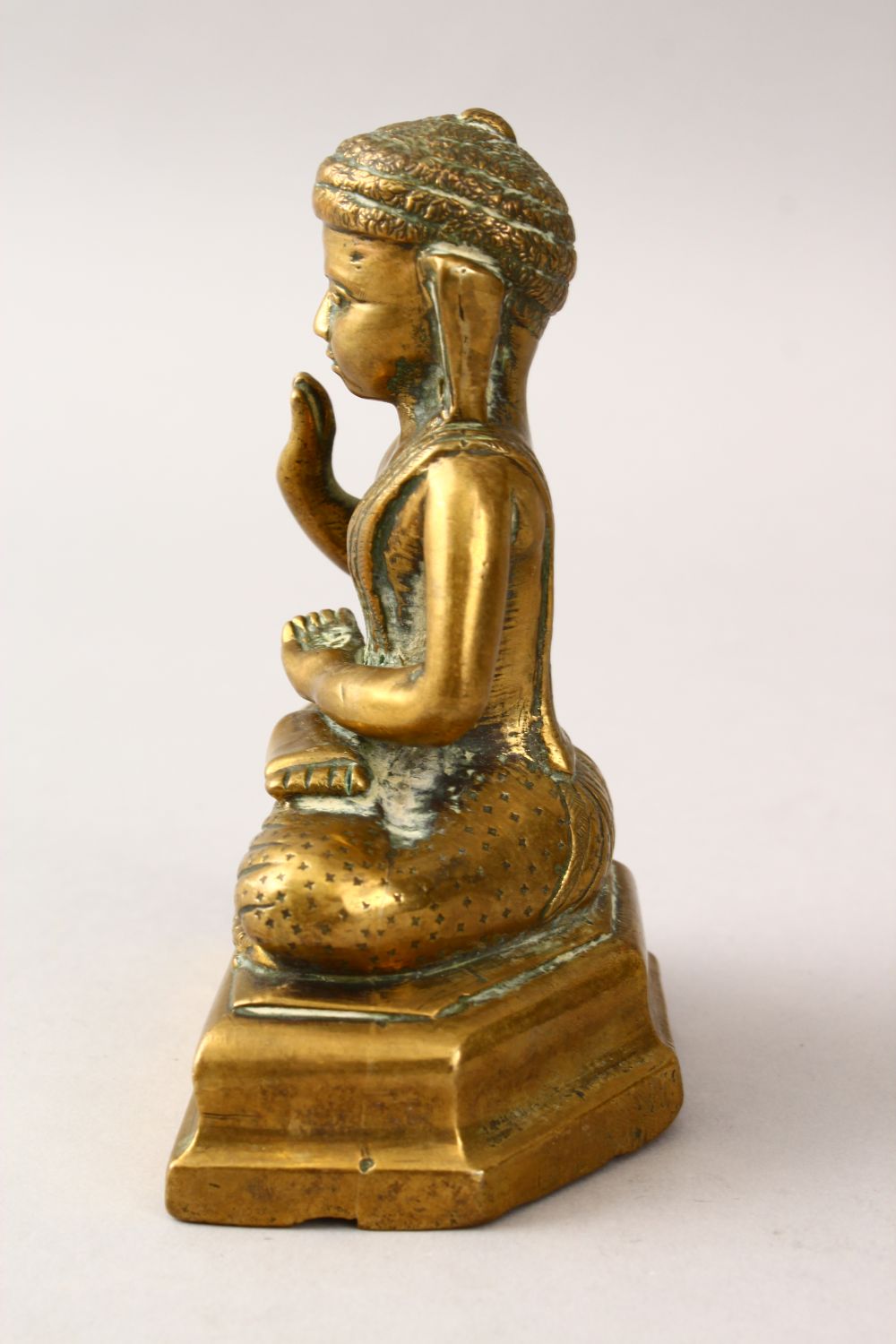 A 20TH CENTURY BRONZE FIGURE OF BUDDHA, in a seated meditating position, 13.5cm high x 9cm. - Image 4 of 5