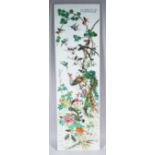 A LARGE 20TH CENTURY CHINESE REPUBLIC FAMILLE ROSE PORCELAIN PLAQUE / TILE, the tile decorated