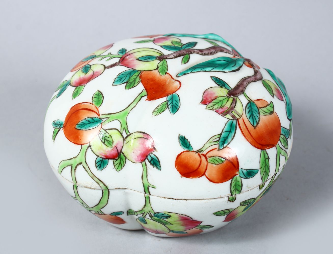 A GOOD 19TH CENTURY QIANLONG STYLE FAMILLE ROSE PORCELAIN PEACH BOX & COVER, in the form of a peach,