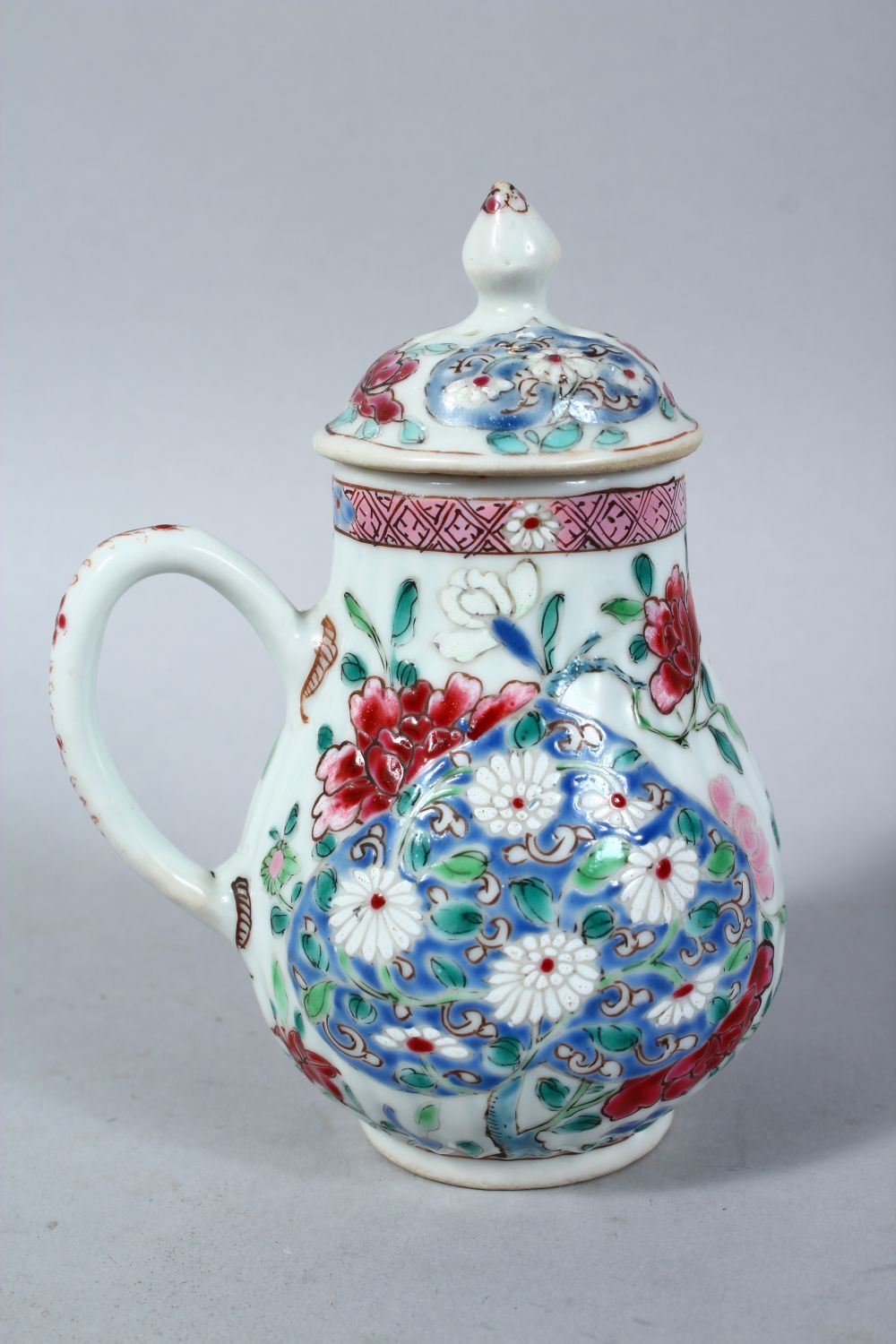 A GOOD CHINESE QIANLONG FAMILLE ROSE SPARROW BEAK PORCELAIN JUG & COVER, the body of the vessel - Image 3 of 4