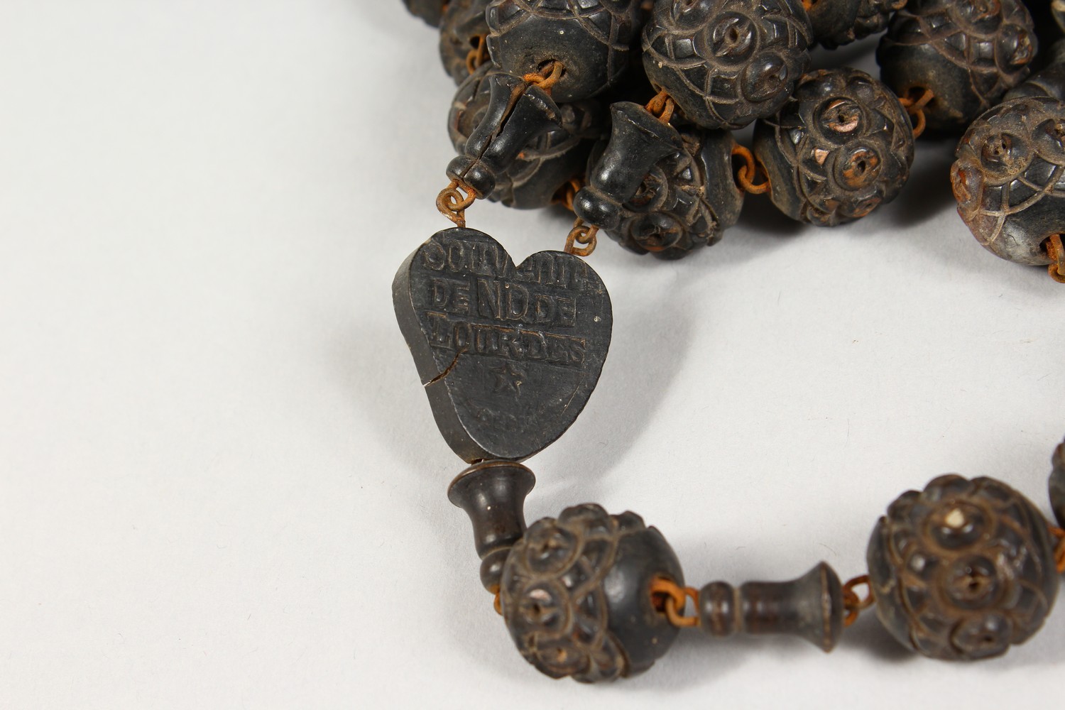 A ROSARY BEAD NECKLACE. - Image 2 of 3