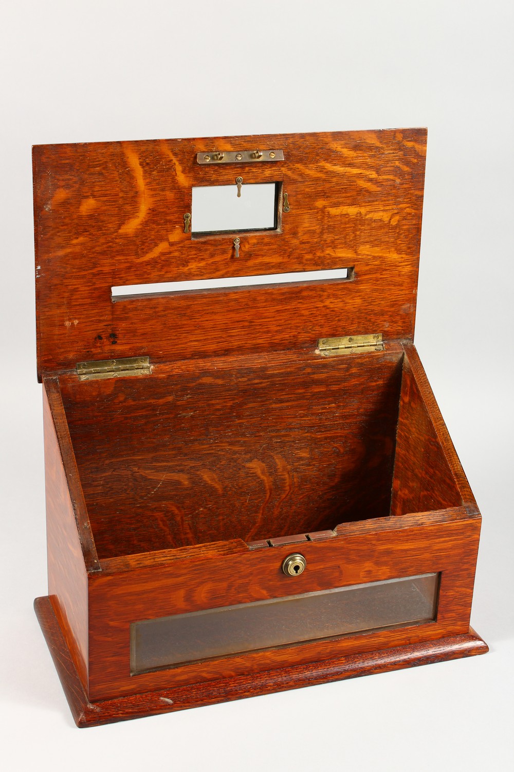 A GOOD EDWARDIAN OAK AND BRASS "LETTER" BOX, with sloping hinged top. 14.5ins wide x 10ins high. - Image 2 of 3