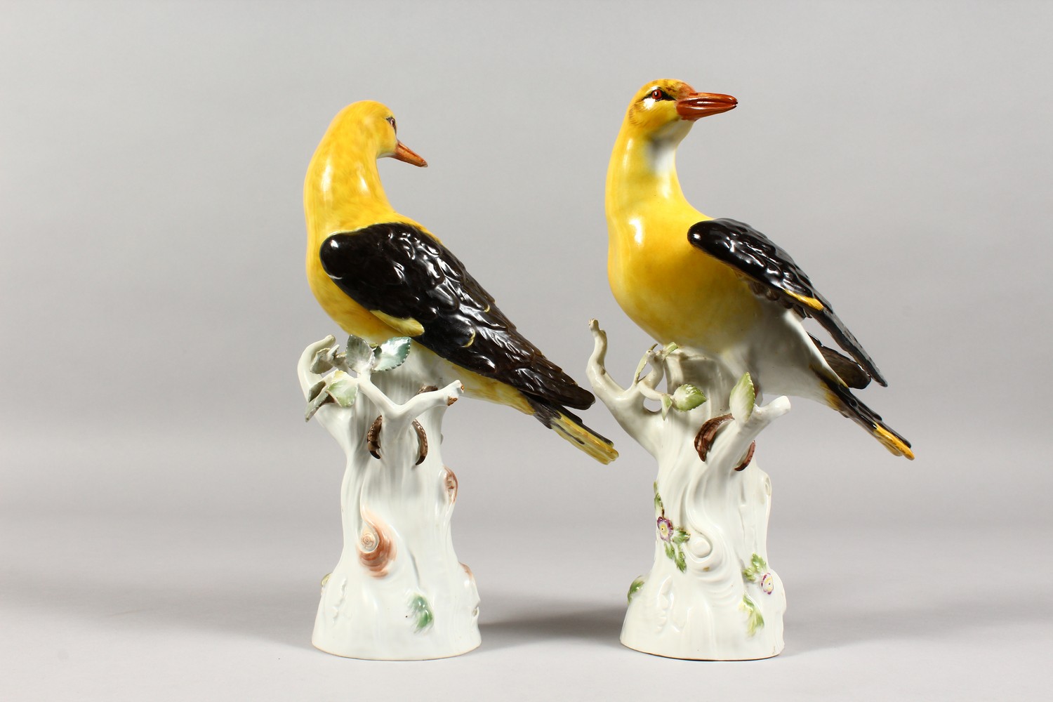 A VERY GOOD PAIR OF 19TH CENTURY MEISSEN BIRDS "GOLDEN ORIOLES" standing on encrusted tree stumps. - Image 6 of 18