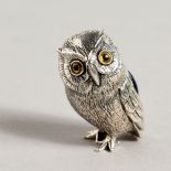 A NOVELTY SILVER OWL PIN CUSHION. 1.25ins high.