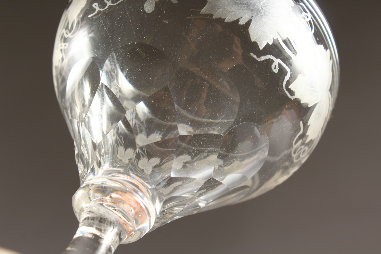 A SUITE OF GLASSWARE, etched with fruiting vines, comprising six large wine glasses and twelve other - Image 5 of 13