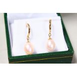 A PAIR OF 9CT GOLD CULTURED PEARL EARRINGS.