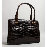 A LADIES BROWN CROCODILE LEATHER HANDBAG.