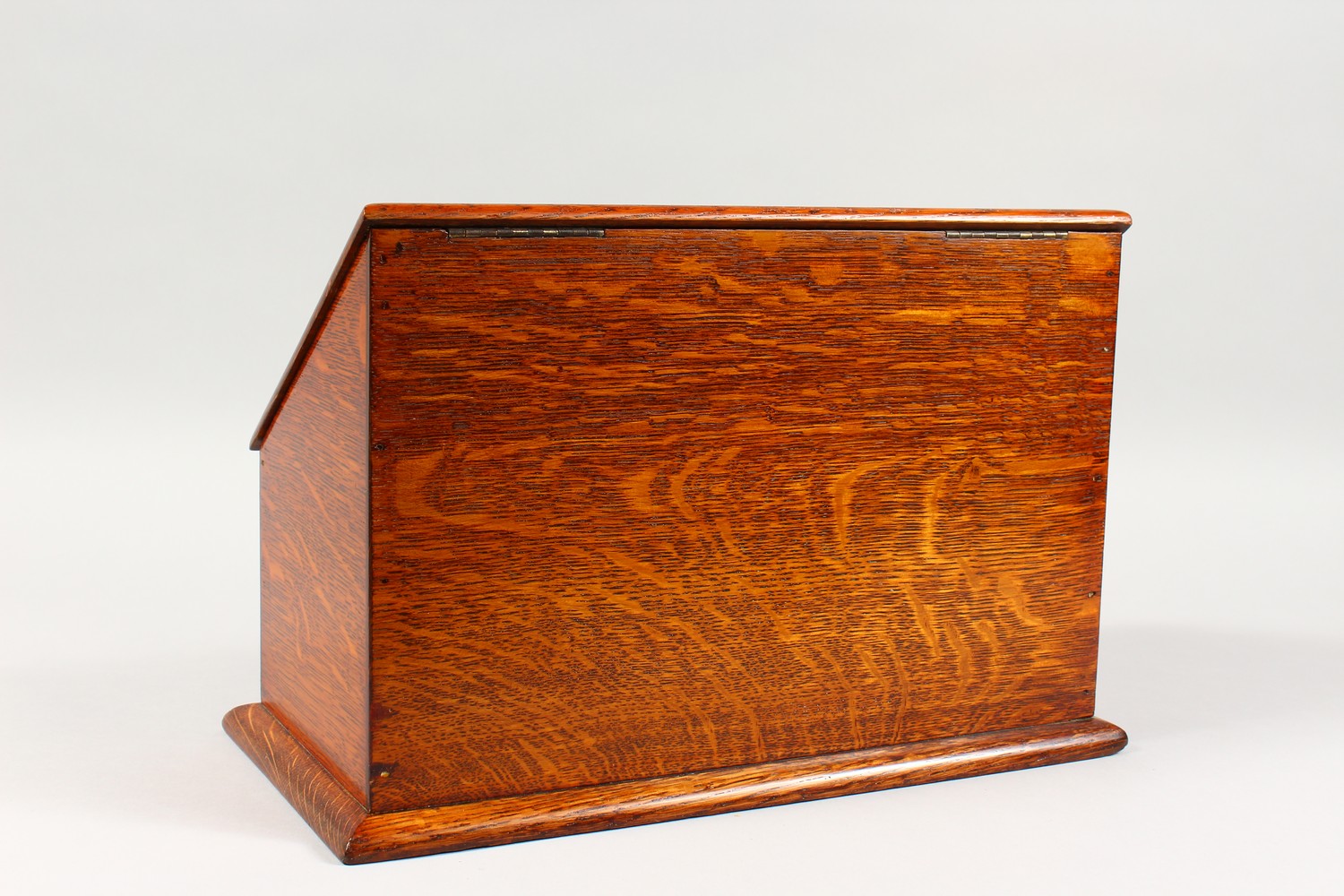 A GOOD EDWARDIAN OAK AND BRASS "LETTER" BOX, with sloping hinged top. 14.5ins wide x 10ins high. - Image 3 of 3