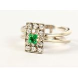 A GOOD 18CT GOLD, EMERALD AND DIAMOND DESIGNER RING.