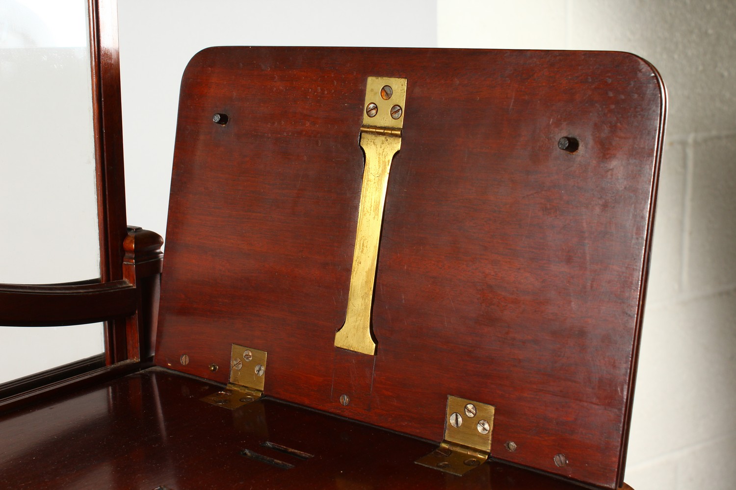 AN EXCEPTIONALLY GOOD QUALITY EDWARDIAN MAHOGANY AND BRASS COMBINATION FIRESCREEN / READING TABLE, - Image 3 of 9