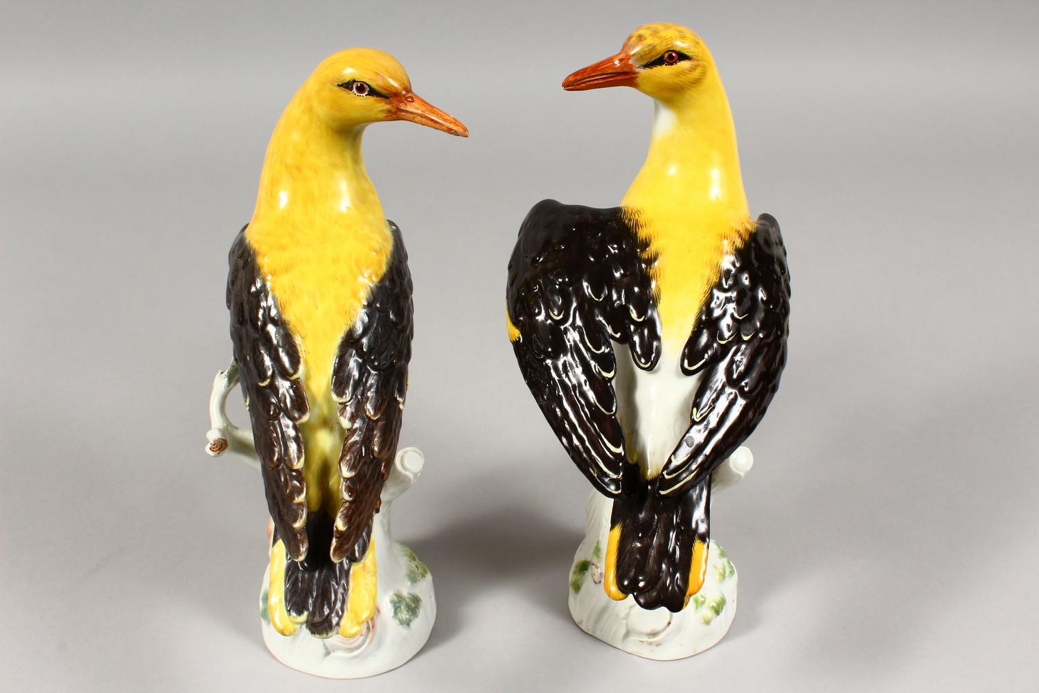 A VERY GOOD PAIR OF 19TH CENTURY MEISSEN BIRDS "GOLDEN ORIOLES" standing on encrusted tree stumps. - Image 3 of 18