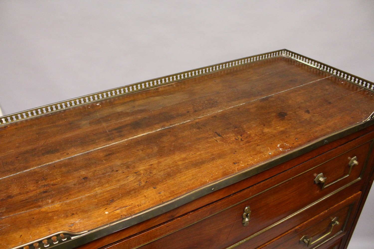 A 19TH CENTURY FRENCH MAHOGANY SEMAINIER, with brass galleried top, seven panelled drawers with - Image 4 of 5