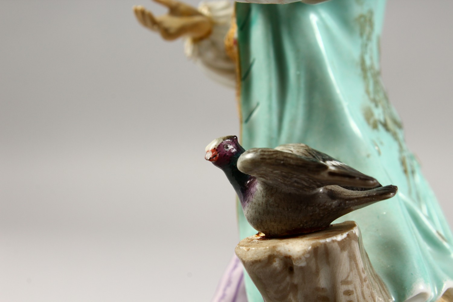 A 19TH CENTURY MEISSEN PORCELAIN FIGURE OF A GALLANT, standing beside a tree stump with a pigeon. - Image 9 of 17