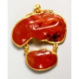 A VERY GOOD CARVED HARDSTONE AND 18ct GOLD PENDANT.