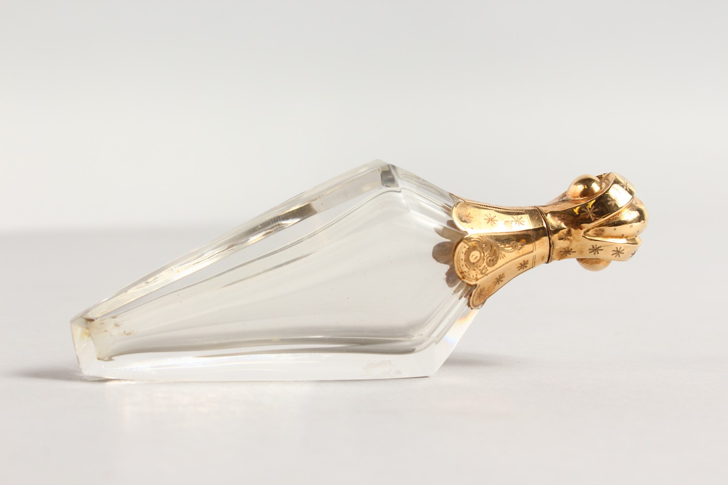 A GEORGIAN GLASS SCENT BOTTLE with gold top. - Image 4 of 6