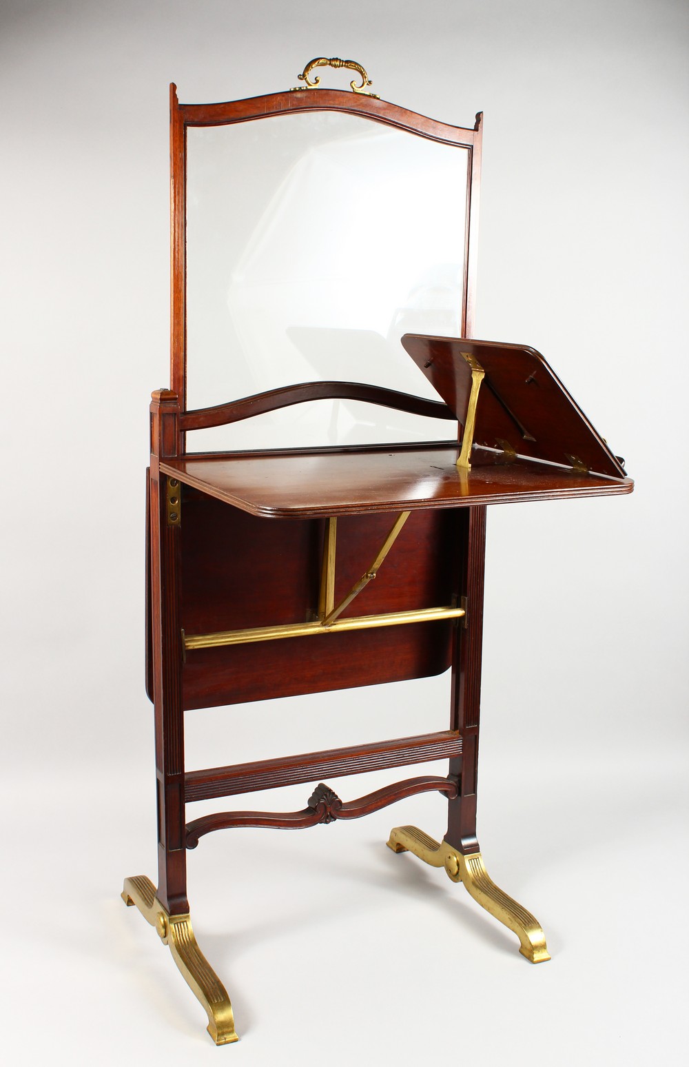 AN EXCEPTIONALLY GOOD QUALITY EDWARDIAN MAHOGANY AND BRASS COMBINATION FIRESCREEN / READING TABLE, - Image 2 of 9