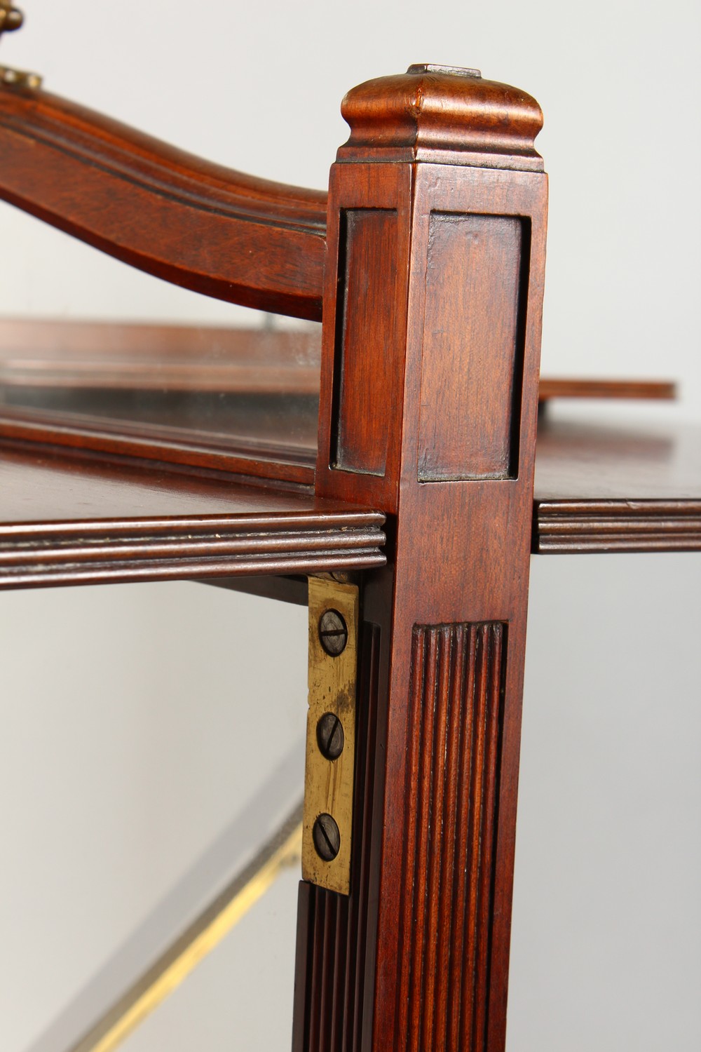 AN EXCEPTIONALLY GOOD QUALITY EDWARDIAN MAHOGANY AND BRASS COMBINATION FIRESCREEN / READING TABLE, - Image 6 of 9