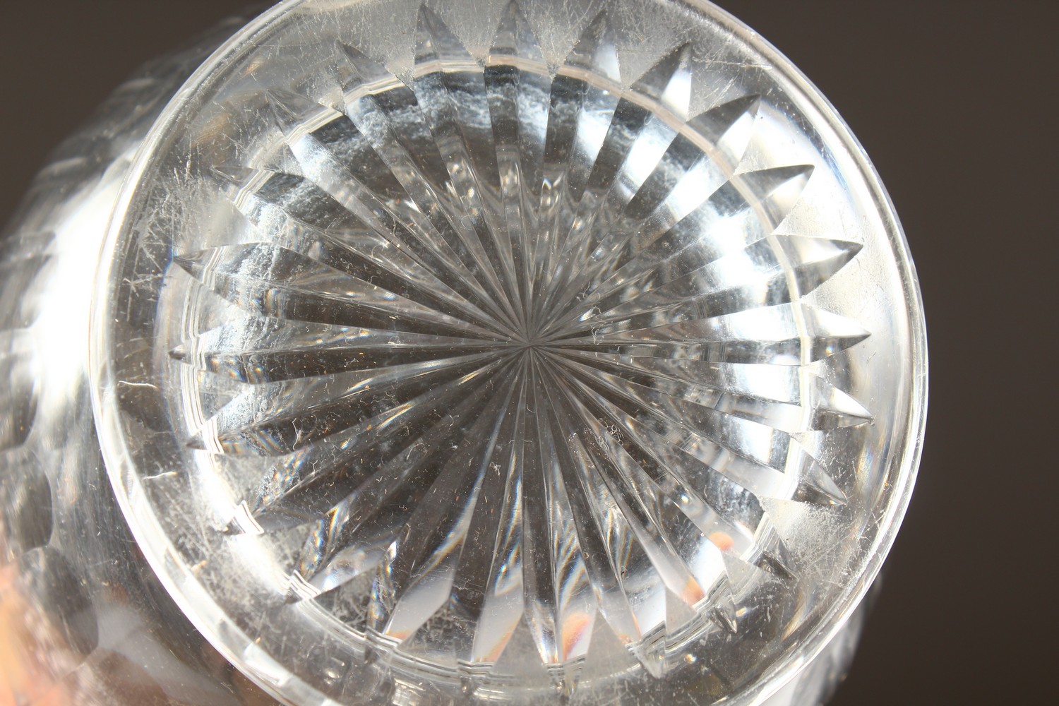 A DEEP CUT GLASS JUG. - Image 9 of 9