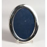 A HEAVY SILVER OVAL PHOTOGRAPH FRAME. 8.5ins x 6.5ins. London hallmarks.