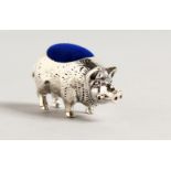 A NOVELTY SILVER PIG PIN CUSHION. 1.5ins long.