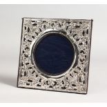 A PIERCED CIRCULAR SILVER PHOTOGRAPH FRAME. 6ins x 6ins.