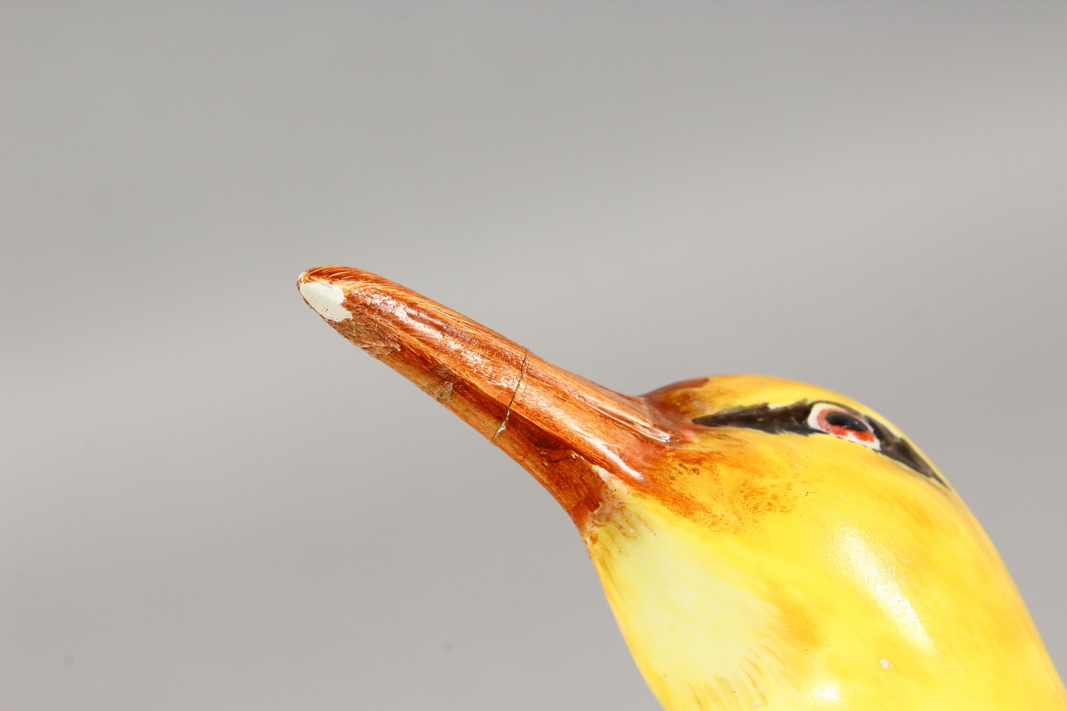 A VERY GOOD PAIR OF 19TH CENTURY MEISSEN BIRDS "GOLDEN ORIOLES" standing on encrusted tree stumps. - Image 11 of 18