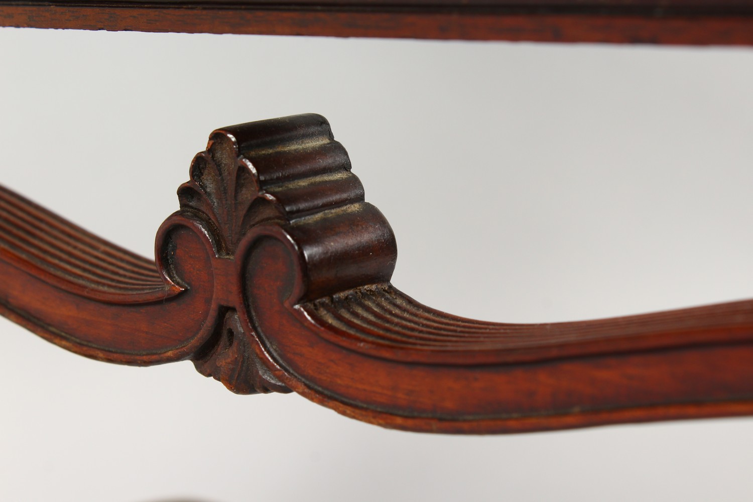 AN EXCEPTIONALLY GOOD QUALITY EDWARDIAN MAHOGANY AND BRASS COMBINATION FIRESCREEN / READING TABLE, - Image 8 of 9