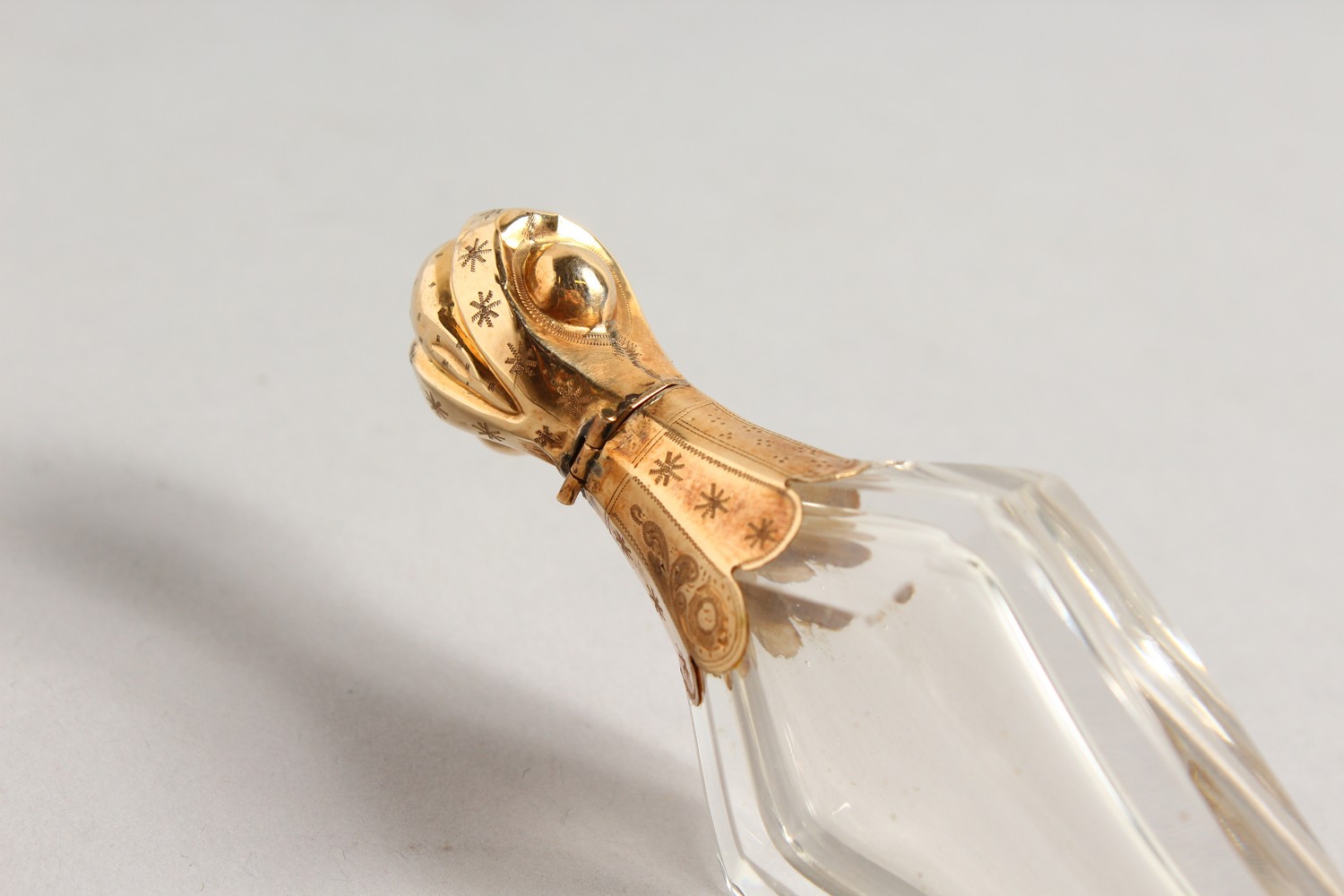 A GEORGIAN GLASS SCENT BOTTLE with gold top. - Image 3 of 6