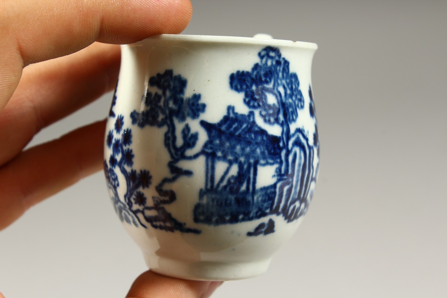 AN 18TH CENTURY WORCESTER BLUE AND WHITE COFFEE CAN, Man in a Pavilion Pattern, C. 1757-1765. - Image 4 of 9