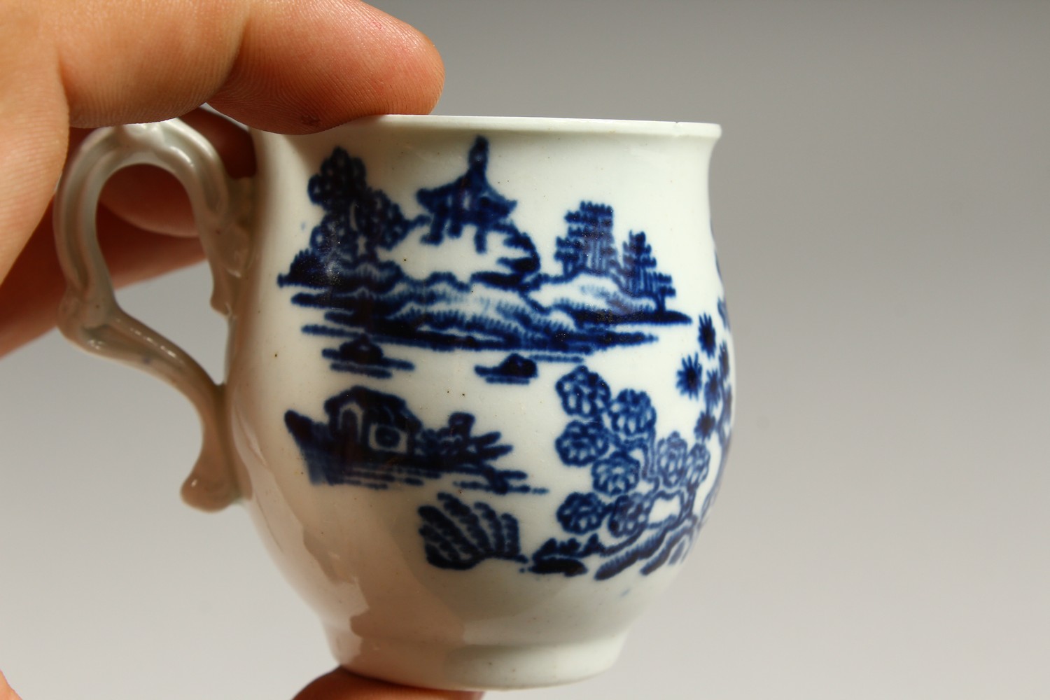 AN 18TH CENTURY WORCESTER BLUE AND WHITE COFFEE CAN, Man in a Pavilion Pattern, C. 1757-1765. - Image 6 of 9