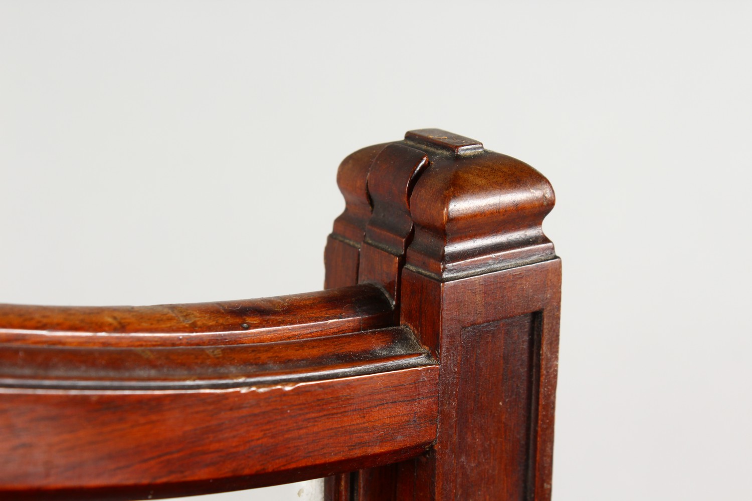 AN EXCEPTIONALLY GOOD QUALITY EDWARDIAN MAHOGANY AND BRASS COMBINATION FIRESCREEN / READING TABLE, - Image 4 of 9