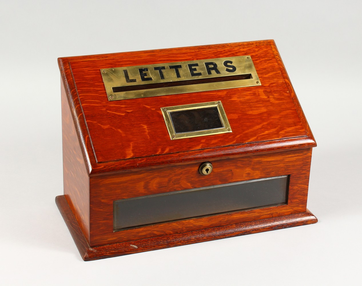 A GOOD EDWARDIAN OAK AND BRASS "LETTER" BOX, with sloping hinged top. 14.5ins wide x 10ins high.