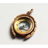 A SMALL 9CT GOLD COMPASS PENDANT.
