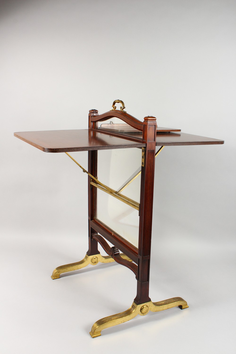 AN EXCEPTIONALLY GOOD QUALITY EDWARDIAN MAHOGANY AND BRASS COMBINATION FIRESCREEN / READING TABLE, - Image 5 of 9
