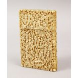 A GOOD QUALITY 19TH CENTURY CHINESE CANTON CARVED IVORY CARD CASE, carved in deep relief to depict