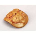 A GOOD 19TH / 20TH CENTURY CHINESE CARVED JADE PENDANT OF TWO RAMS, 5cm