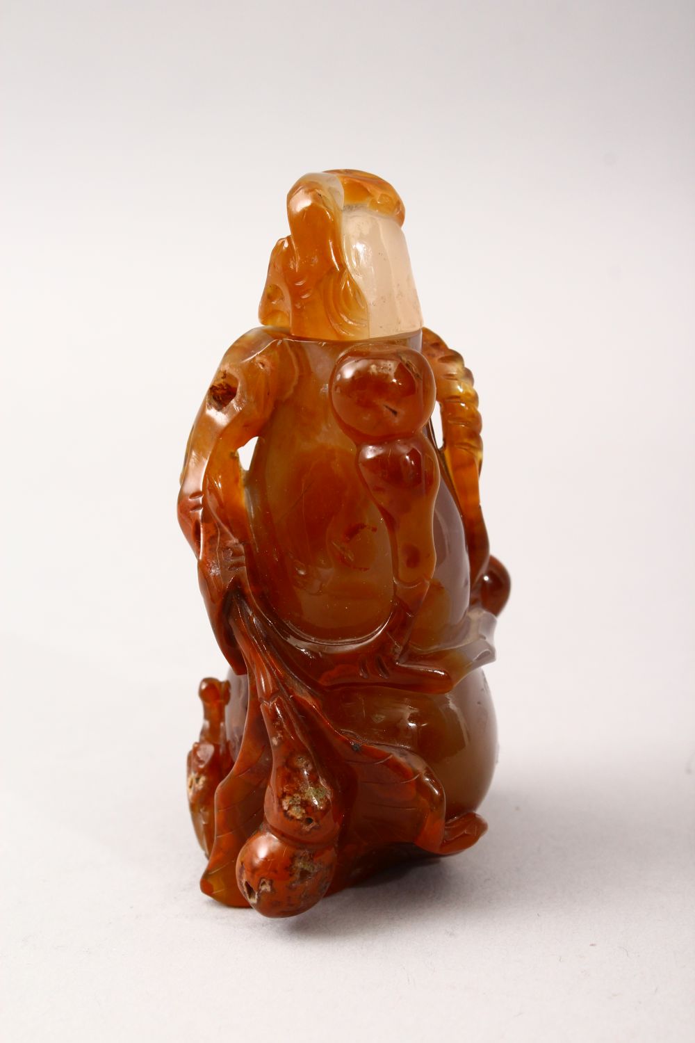 A GOOD 20TH CENTURY CHINESE CARVED AGATE SNUFF BOTTLE, carved in the form of a douoble gours with - Image 2 of 6