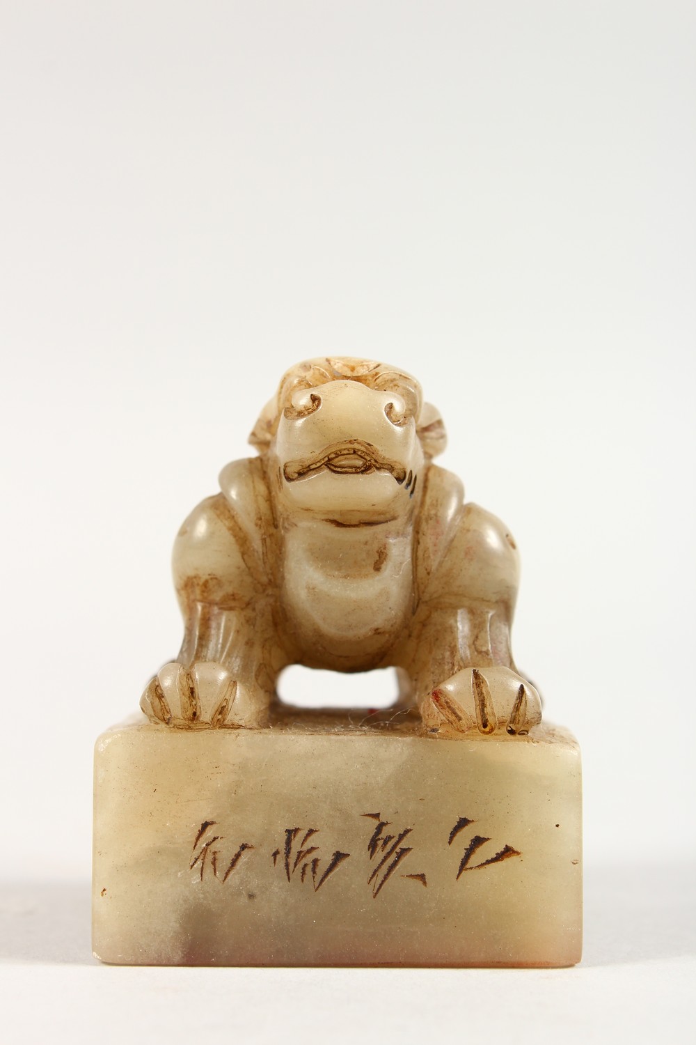 A GOOD 19TH / 20TH CENTURY CHINESE CARVED JADE LION DOG SEAL, the seal carved to depict a seated - Image 6 of 7