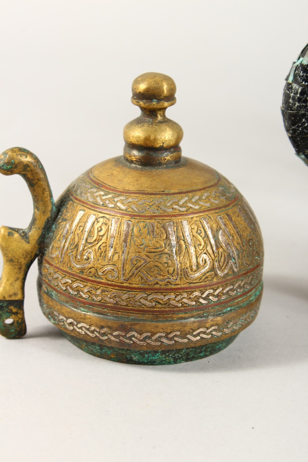 A SET OF THREE ANTIQUE ARABIC BRASS COFFEE POTS SIGNED DALLAH & AN ISLAMIC SILVER INLAID LID, coffee - Image 7 of 15