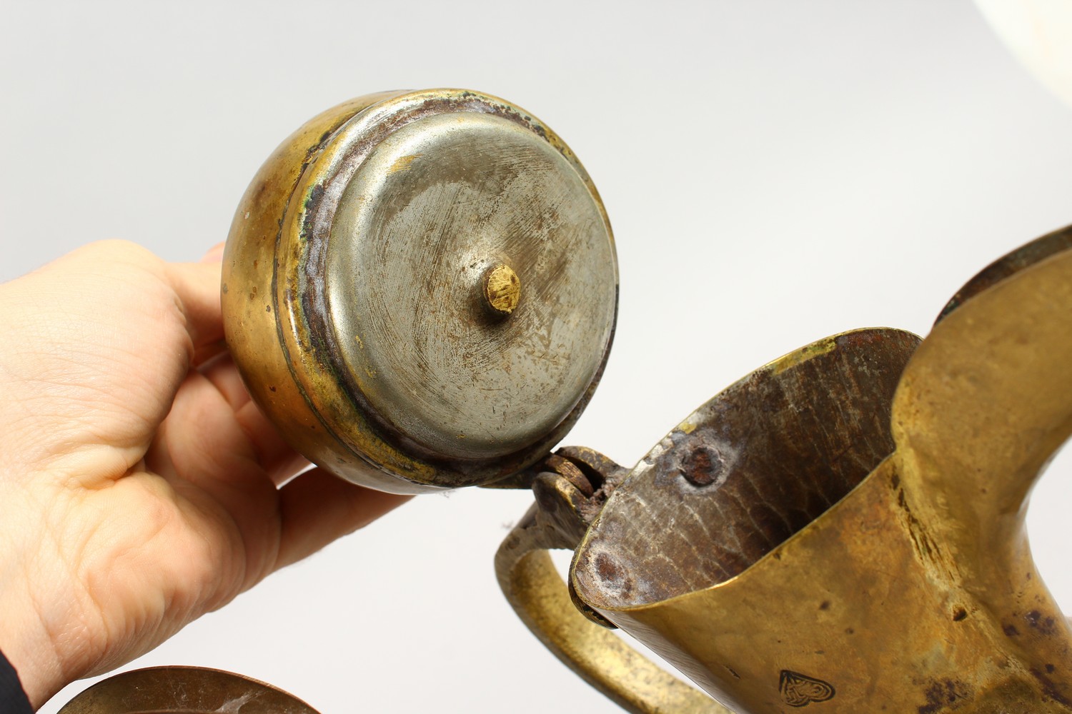 A SET OF THREE ANTIQUE ARABIC BRASS COFFEE POTS SIGNED DALLAH & AN ISLAMIC SILVER INLAID LID, coffee - Image 15 of 15