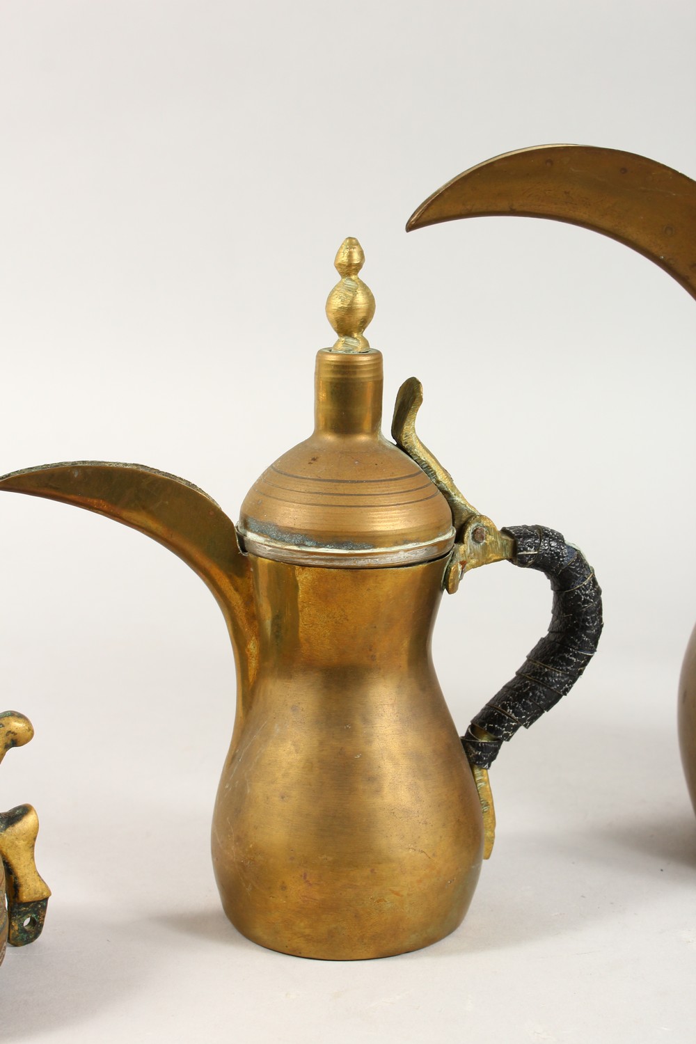 A SET OF THREE ANTIQUE ARABIC BRASS COFFEE POTS SIGNED DALLAH & AN ISLAMIC SILVER INLAID LID, coffee - Image 3 of 15