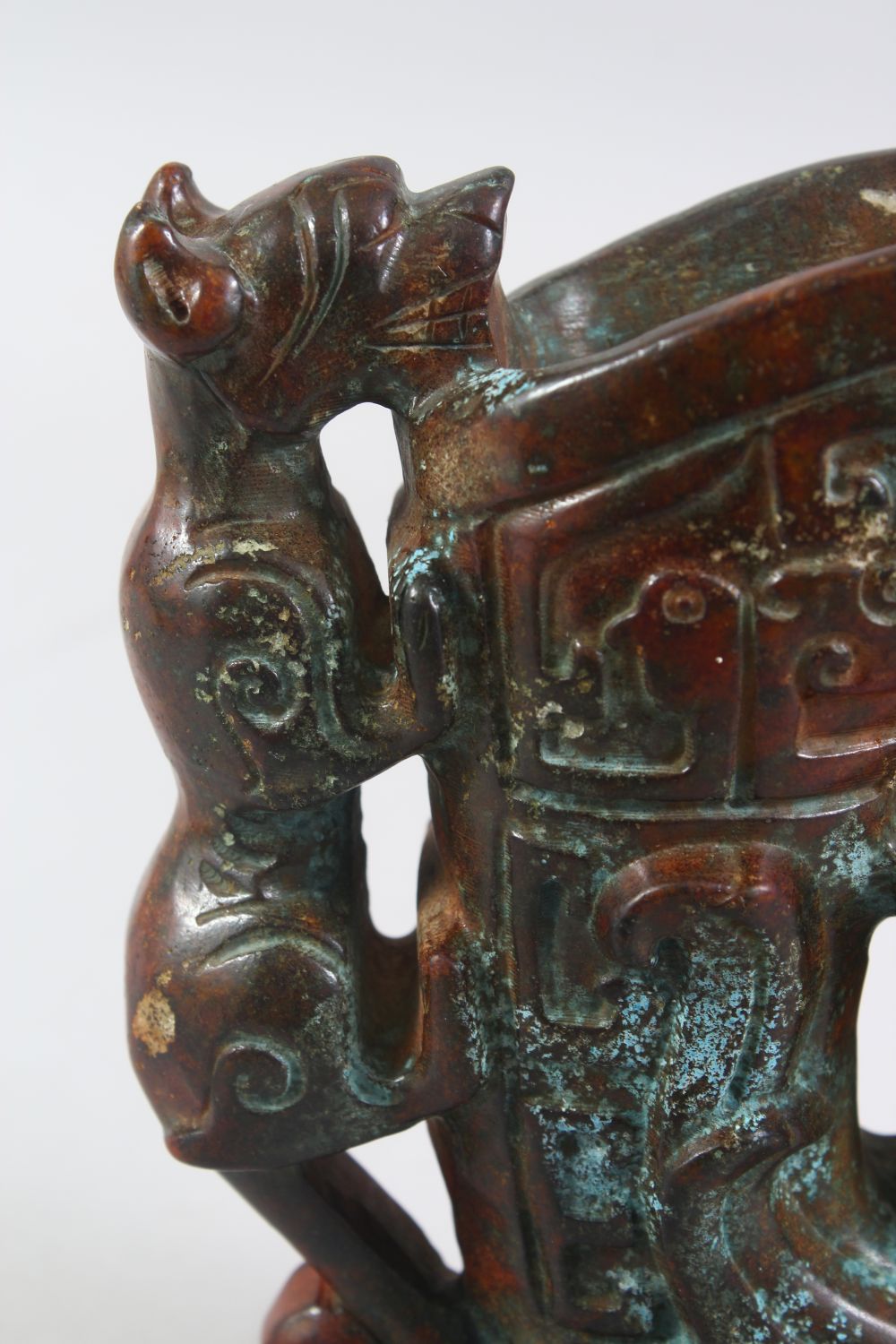 A 20TH CENTURY CHINESE ARCHAIC STYLE CARVED HARDSTONE EWER, the body carved as a dragon, the - Image 5 of 6