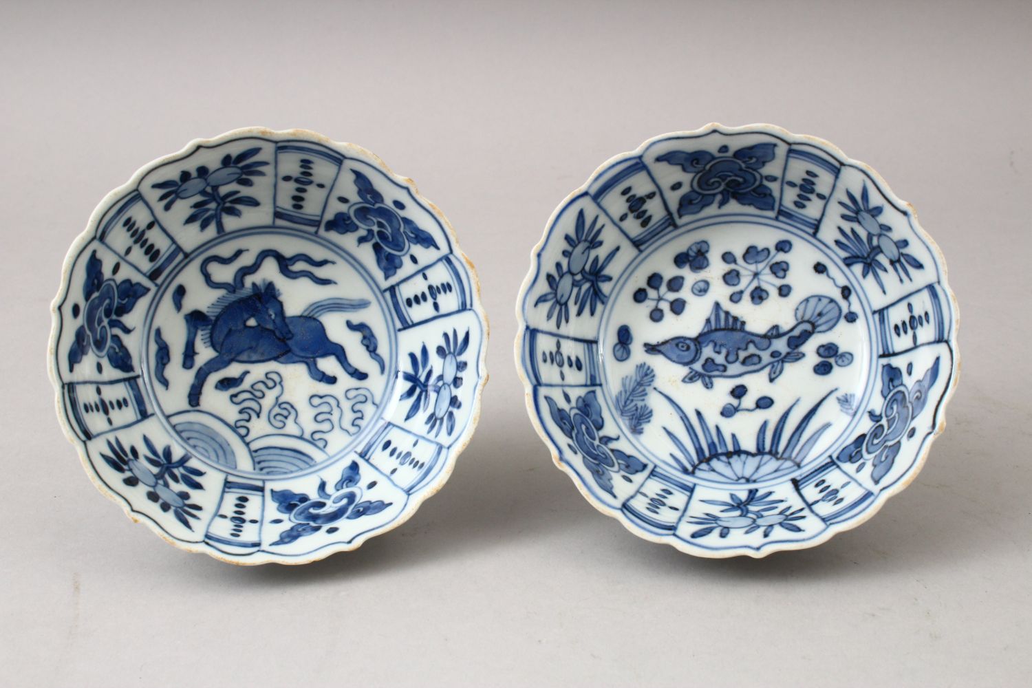 A GOOD PAIR OF CHINESE MING STYLE BLUE & WHITE PORCELAIN BOWLS, decorated with fish & horse, fruit - Image 3 of 6