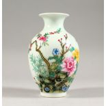 A GOOD CHINESE REPUBLIC STYLE FAMILLE ROSE PORCELAIN VASE, the body decorated with scenes of birds