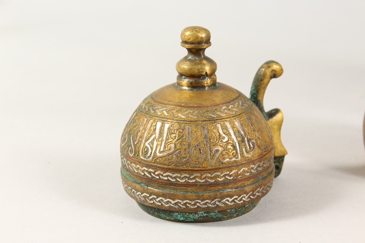 A SET OF THREE ANTIQUE ARABIC BRASS COFFEE POTS SIGNED DALLAH & AN ISLAMIC SILVER INLAID LID, coffee - Image 2 of 15