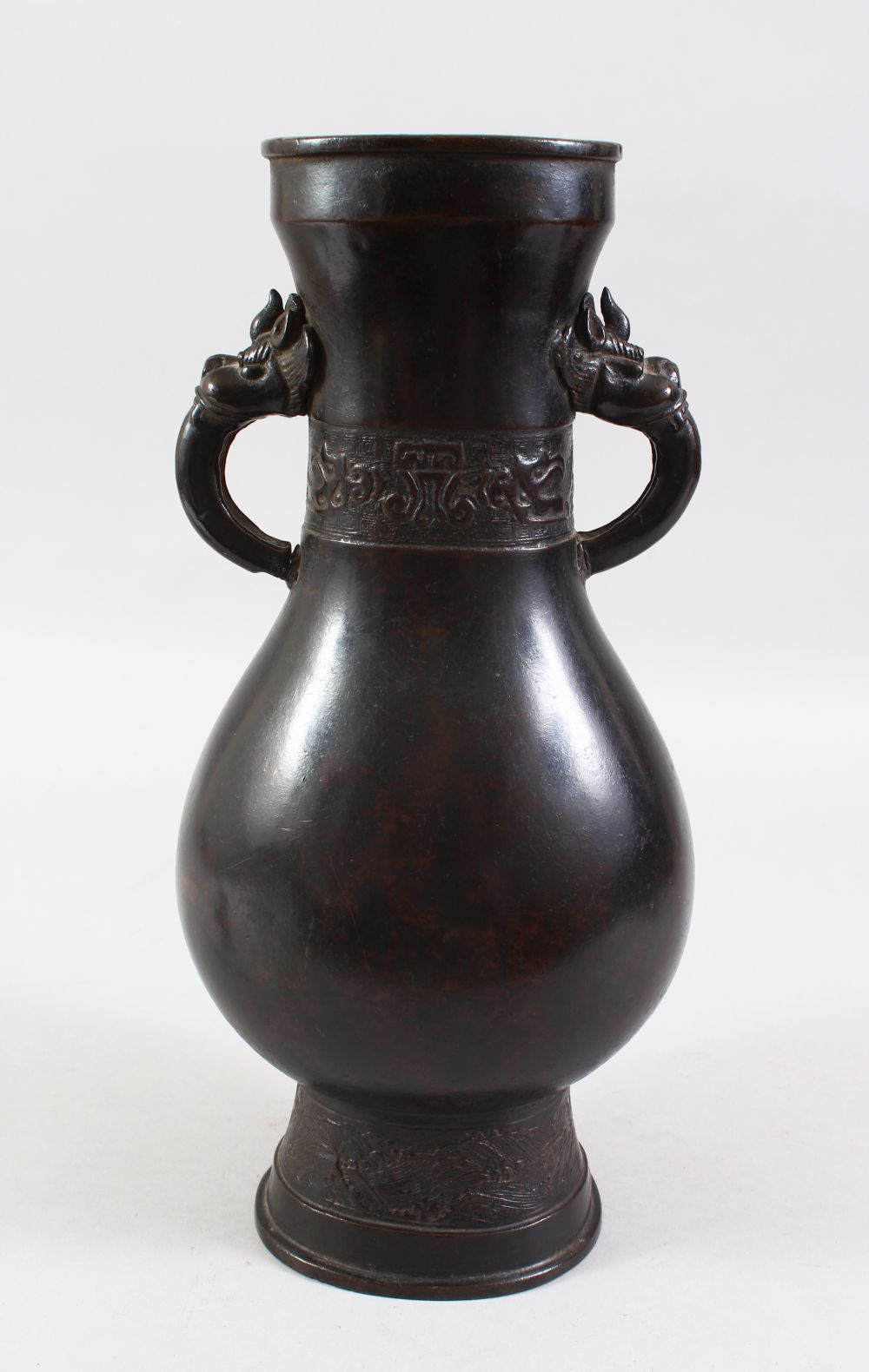 A GOOD 18TH / 19TH CENTURY CHINESE BRONZE TWIN HANDLED VASE, of fluttered ovoid form, dragon head