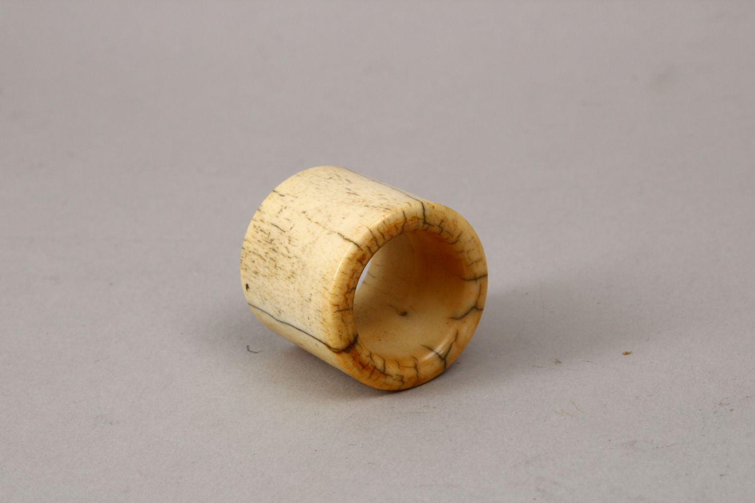 A GOOD 19TH CENTURY CHINESE CARVED IVORY ARCHERS RING, 3cm x 3cm. - Image 3 of 3