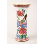 A GOOD 18TH CENTURY CHINESE YONGZHENG / QIANLONG FAMILLE ROSE PORCELAIN BEAKER VASE, the body