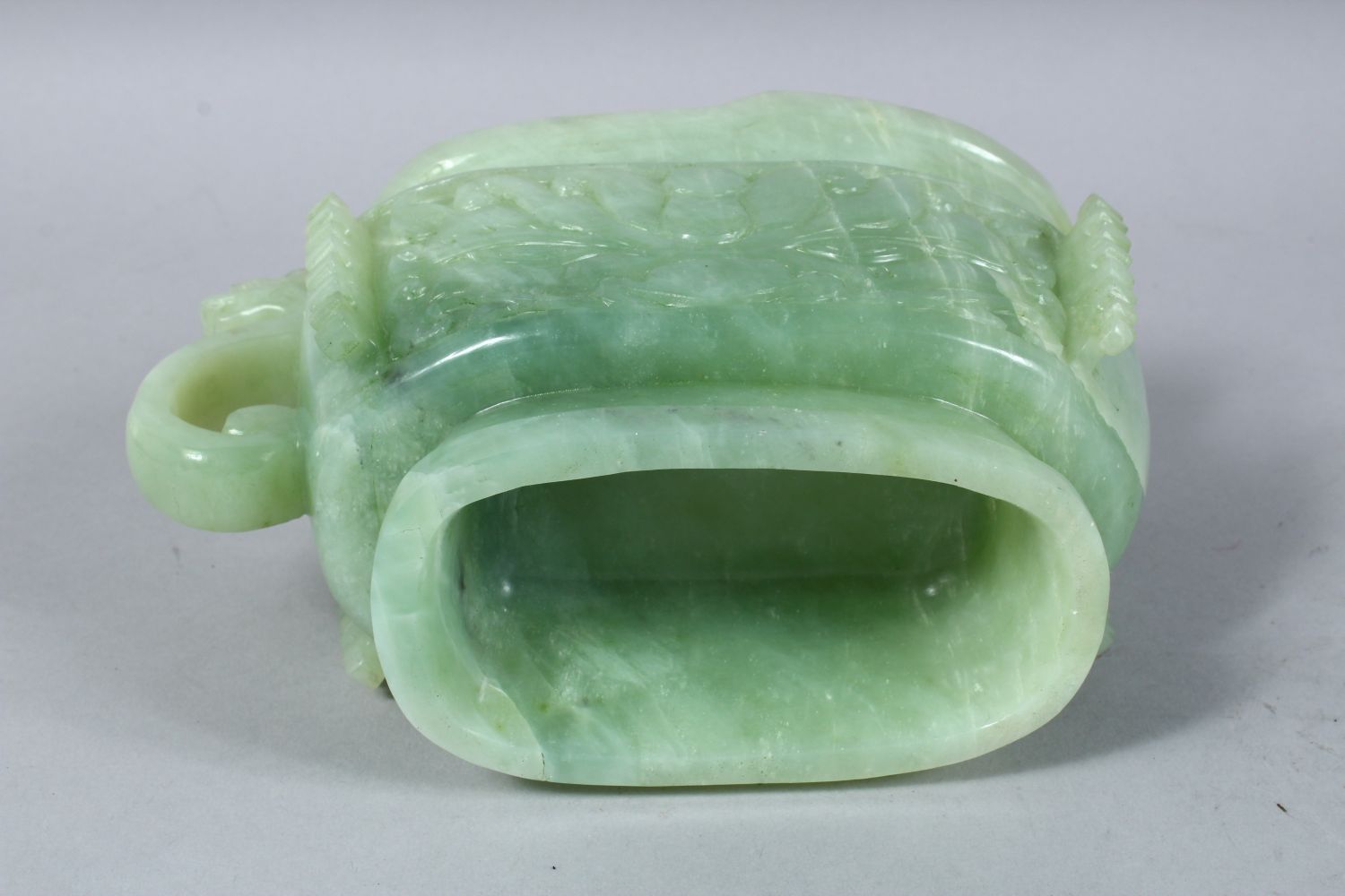 A LARGE 19TH / 20TH CENTURY CARVED JADE POT & COVER, carved in the form of a sauce boat, with a - Image 6 of 6
